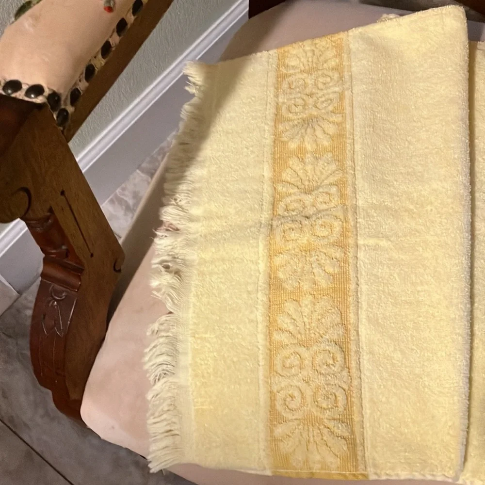 VINTAGE CANNON MONTICELLO YELLOW HAND TOWEL FRINGED EDGE EMBOSSED FLORAL 25